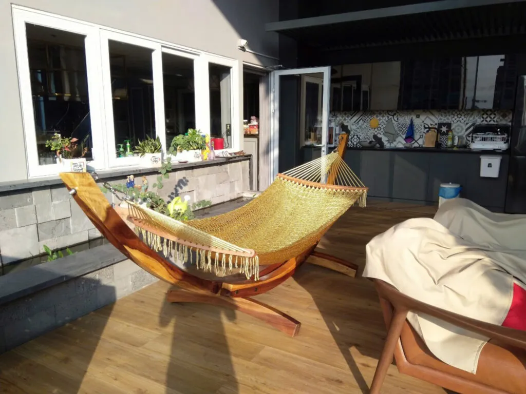 Võng gỗ cao cấp cỡ lớn được đặt trong không gian sang trọng giúp tôn vinh đẳng cấp gia chủ