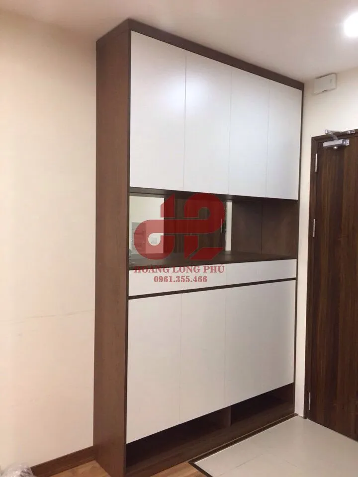 Tủ giày âm tường có hộc kéo và ô trống, cánh mở màu gỗ
