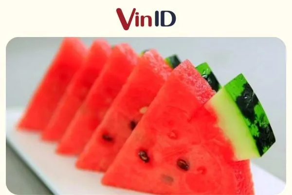 Cắt dưa hấu hình cây thông rất hợp trang trí bàn tiệc