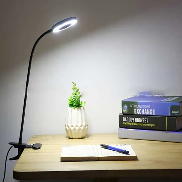 Đèn bàn có kiểu dáng hiện đại cho bàn làm việc