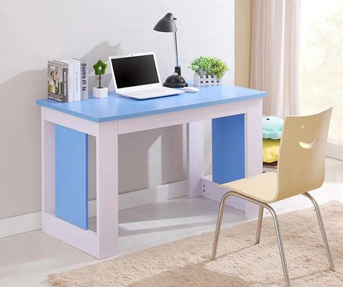 Cây xanh nhỏ gọn đặt trên bàn làm việc văn phòng