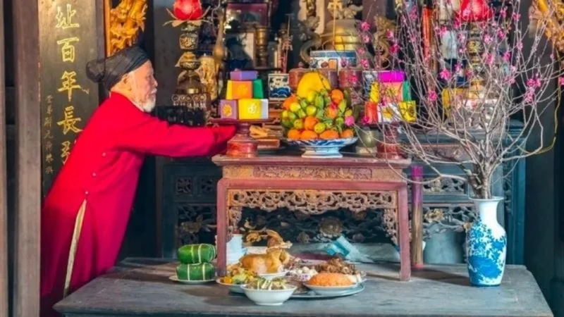 An vị bát hương và đồ thờ lên bàn thờ mới