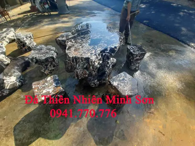 Bộ bàn ghế đá da báo đỏ nguyên khối