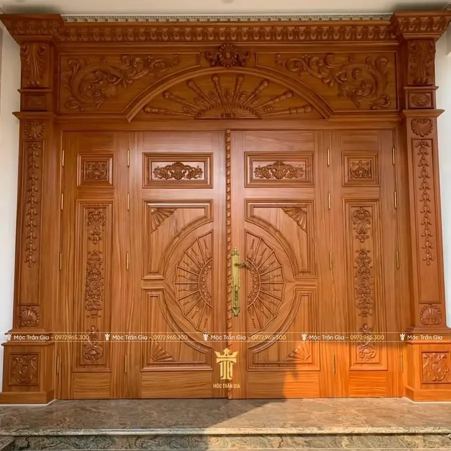 Cửa gỗ biệt thự phong cách hoàng gia