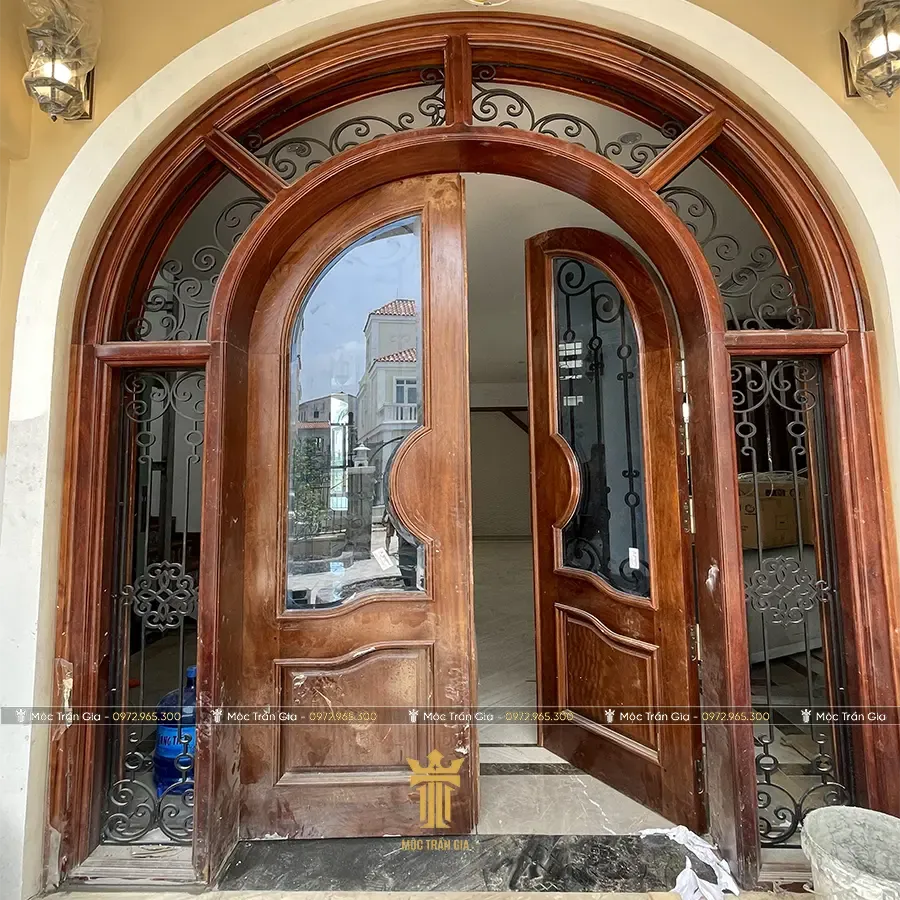 Mẫu cửa đại sảnh gỗ Tân Cổ Điển tinh xảo