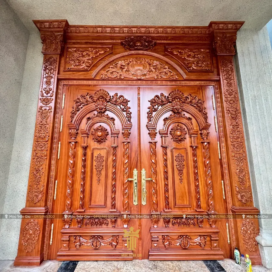 Kiểm tra chất lượng cửa gỗ mộc trước khi sơn