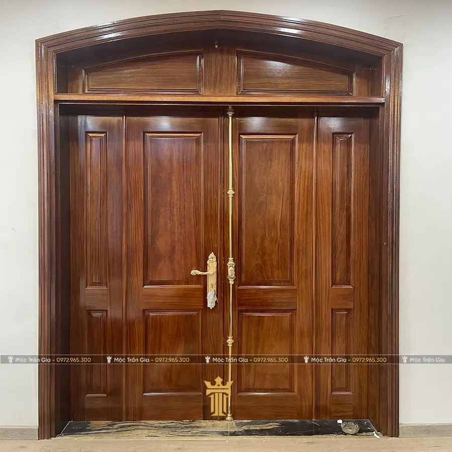 Chi tiết hoa văn chạm khắc trên mẫu cửa gỗ tân cổ điển