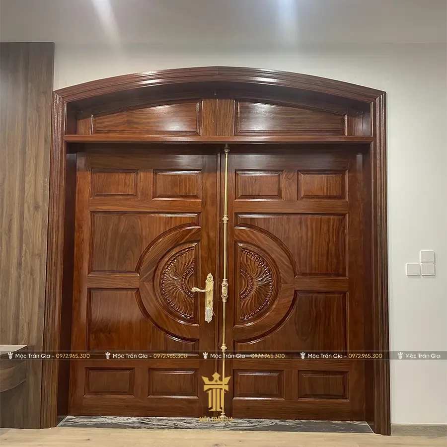 Hệ khuôn cửa gỗ chắc chắn cho biệt thự tân cổ điển