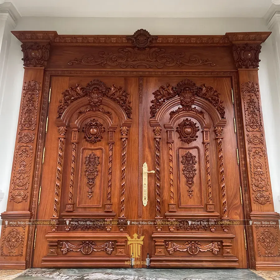 Mẫu thiết kế cửa gỗ tân cổ điển cho đại sảnh với hoa văn tinh xảo