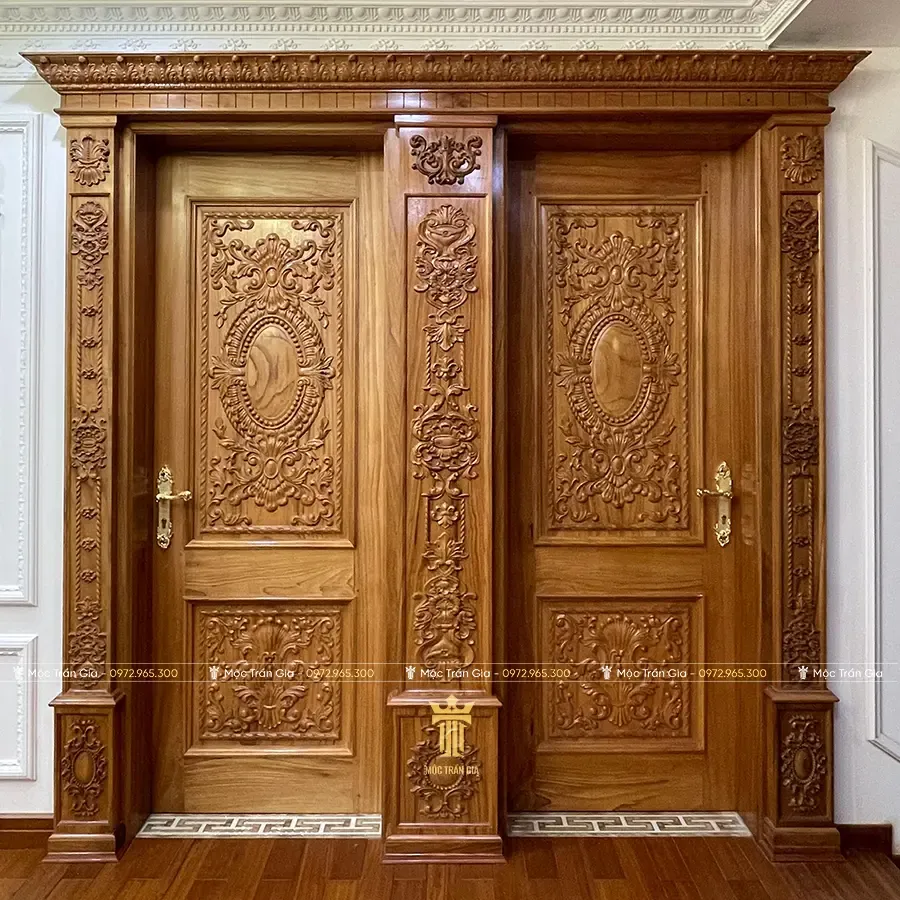 Chi tiết chạm khắc trên phào cửa gỗ cao cấp