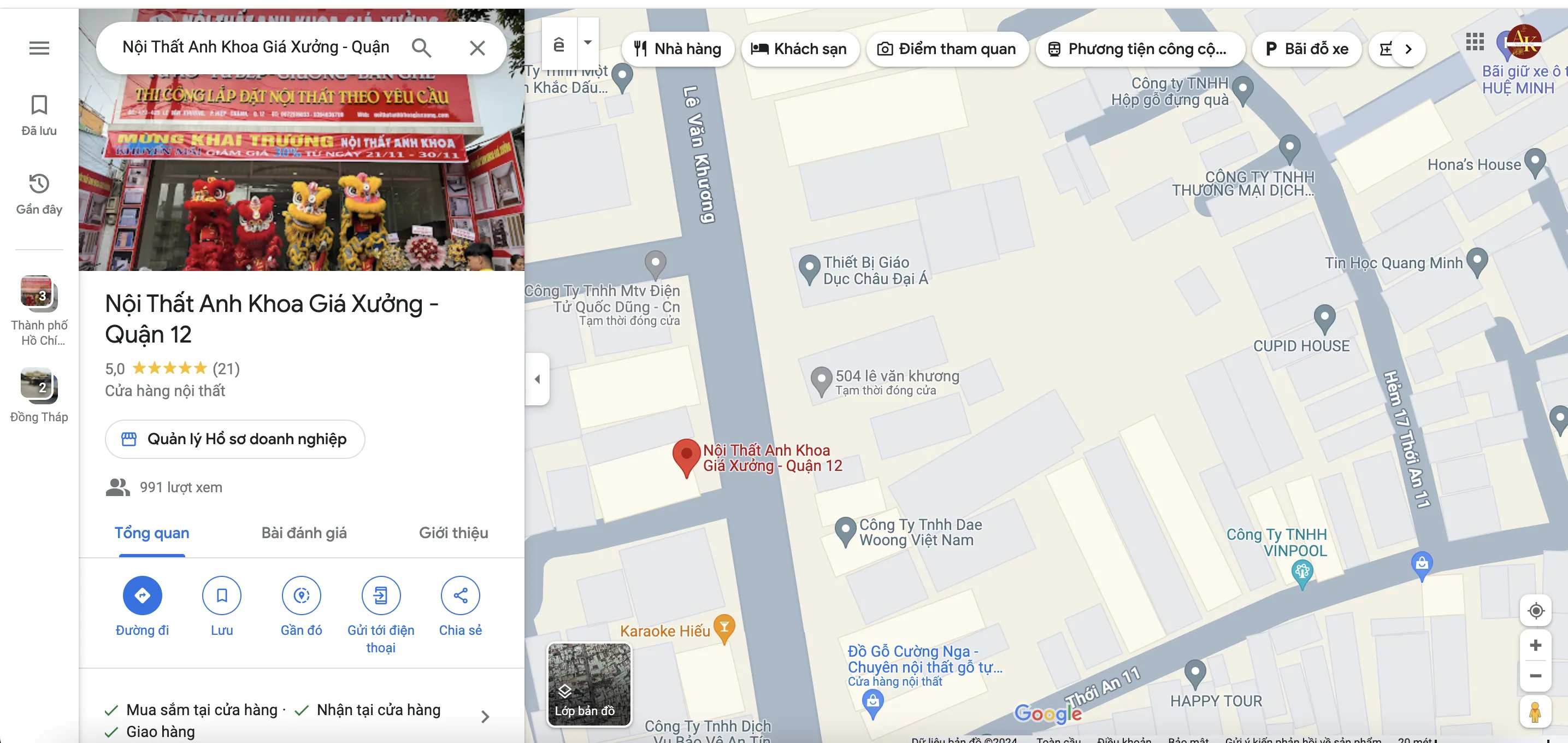 Cửa hàng trưng bày bàn trang điểm gỗ đơn giản tại showroom