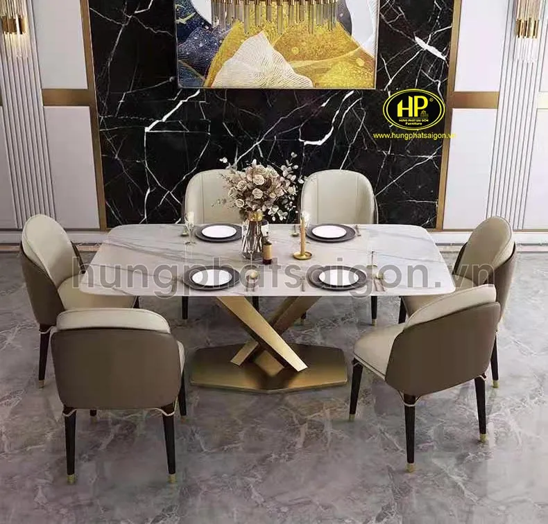 Bàn ăn phong cách cổ điển với những đường nét chạm khắc tinh xảo