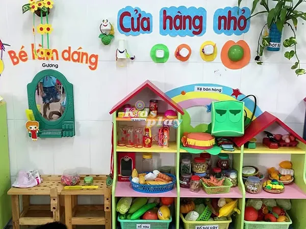 Góc bán hàng mầm non với kệ gỗ và đồ chơi mô phỏng thực phẩm