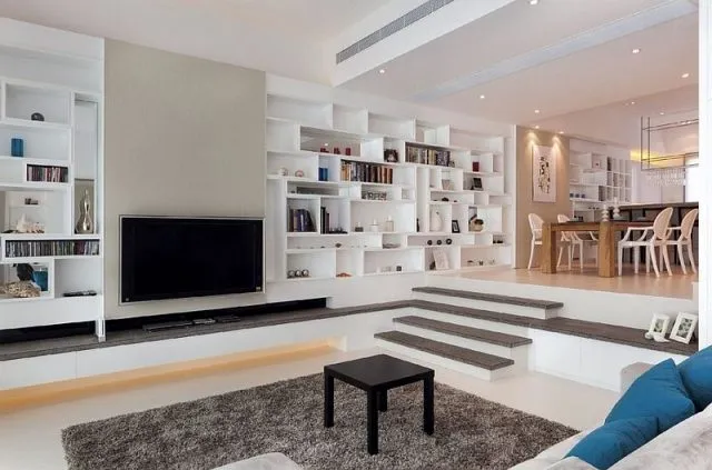 Bậc tam cấp với hệ thống kệ trang trí