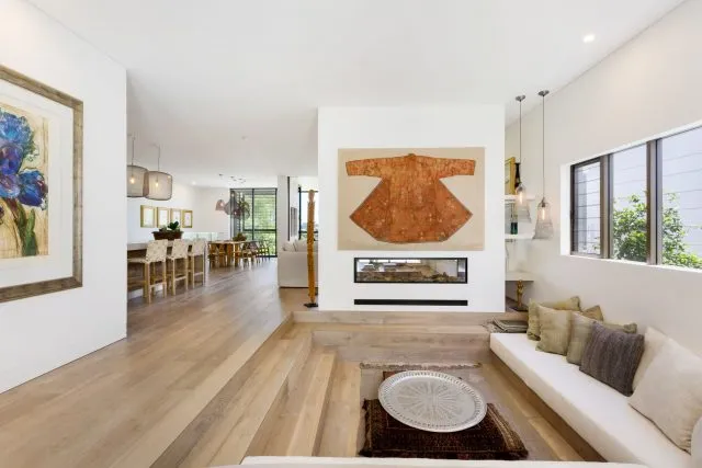 Bậc tam cấp trong phòng khách kết hợp gỗ tự nhiên