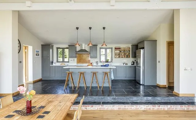 Bậc tam cấp với tranh trang trí