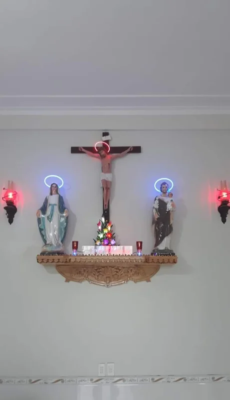 Bài trí bàn thờ Công giáo và khu vực tưởng niệm gia tiên
