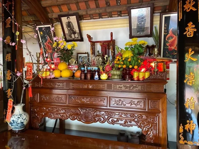 bài trí bàn thờ gia tiên với bình hoa và mâm quả