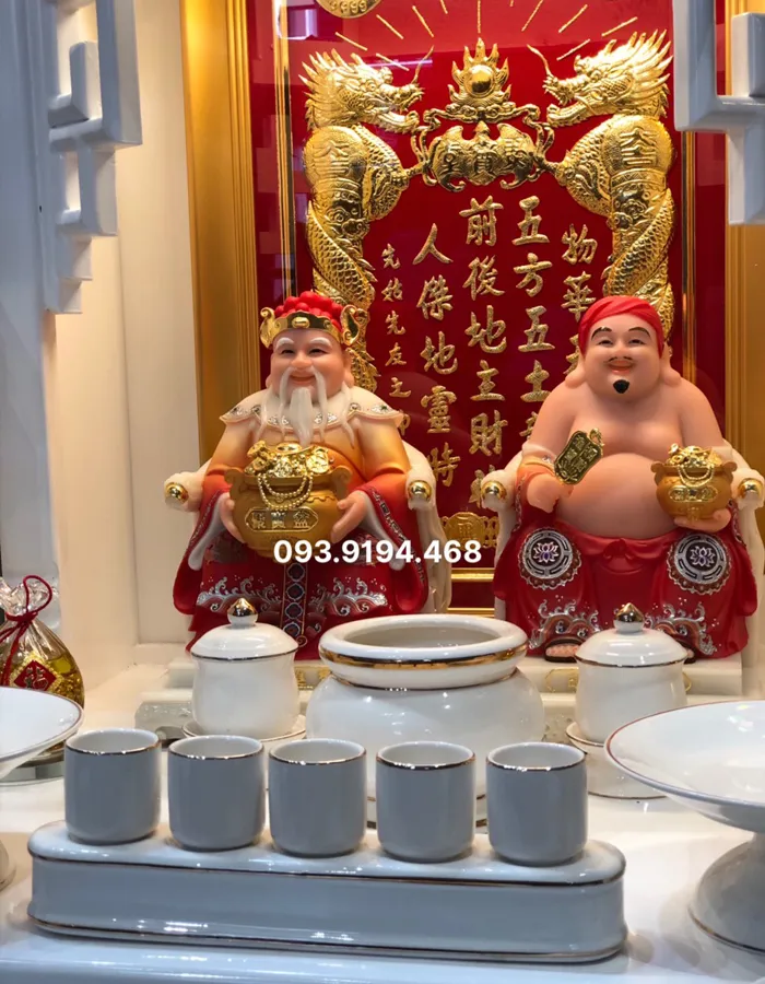 bài vị thần tài dát vàng 24k đẹp nhất thường được đặt phía sau tượng