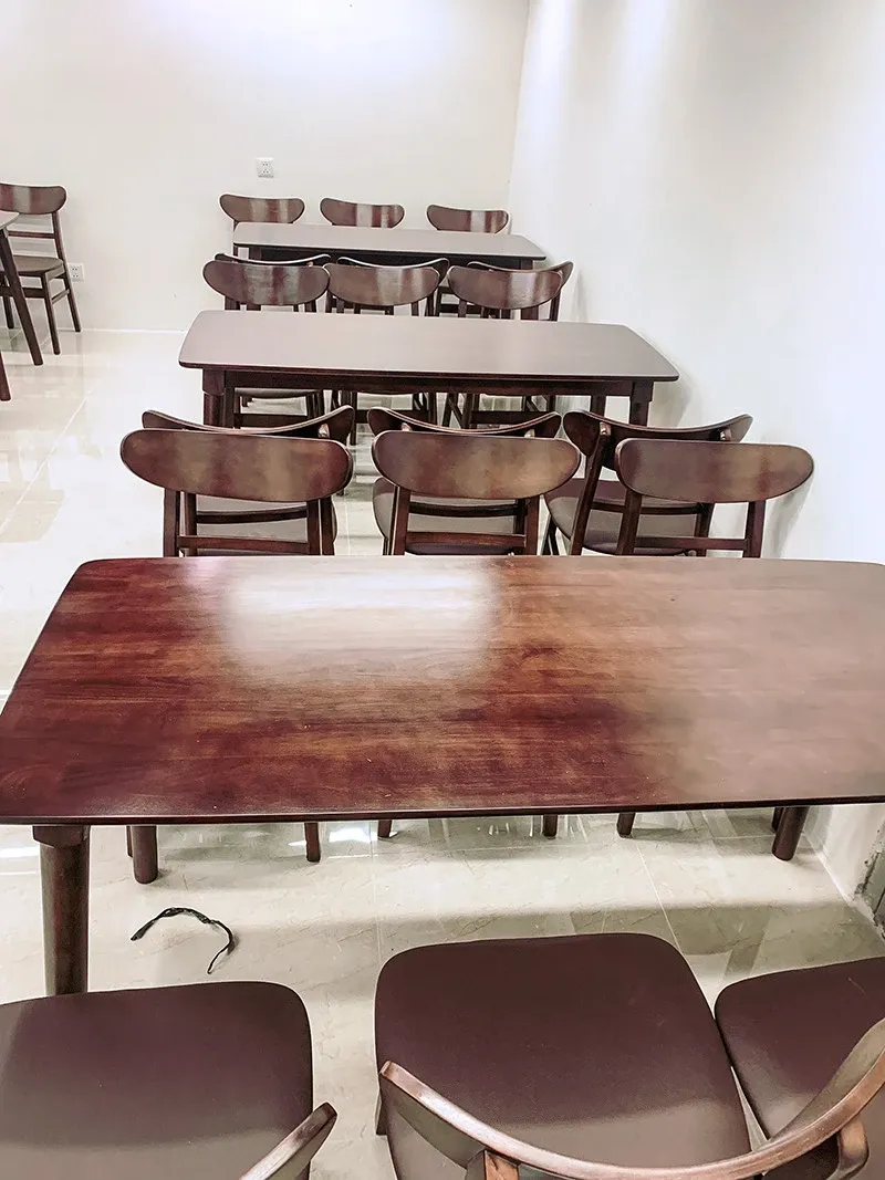 Bộ bàn ăn mango 4 ghế màu nâu walnut trong không gian nhà hàng