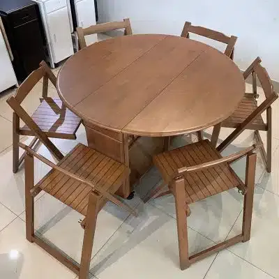 Bàn ăn tròn thông minh xếp gọn 2 cánh chất liệu gỗ tự nhiên thiết kế cực kỳ thông minh bàn tròn có đường kính 1.2m bộ được 4 ghế ăn xếp trong hộc bàn cực kỳ tiện lợi cho nhà nhỏ cần tiết kiệm diện tích phòng bếp