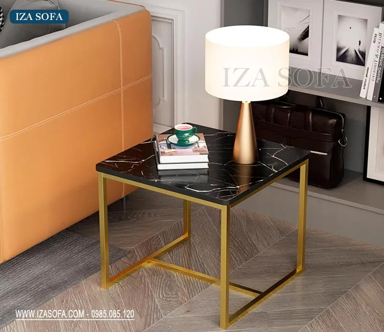Bàn cạnh sofa hình vuông đơn giản với khung sắt và mặt gỗ