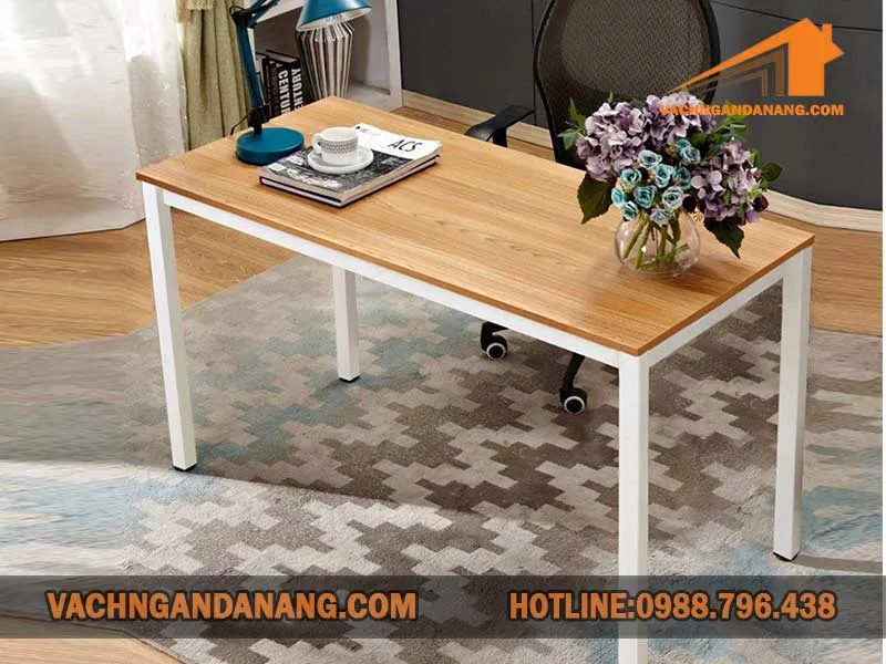 Bàn chân sắt tối giản với mặt bàn gỗ công nghiệp bền bỉ