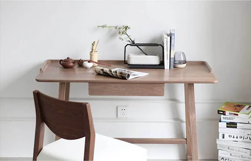 Bàn làm việc bằng gỗ hình chữ nhật với thiết kế chân bàn chắc chắn