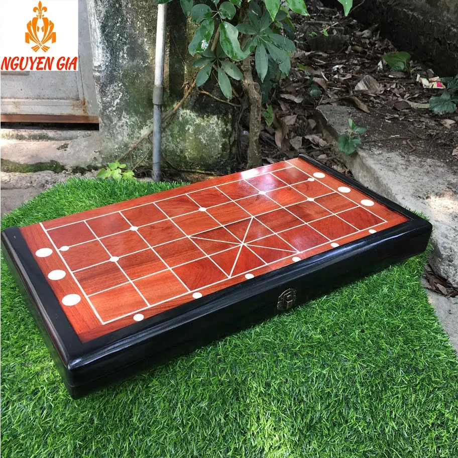 Vẻ đẹp của gỗ hương tự nhiên trên mẫu bàn cờ gấp gọn