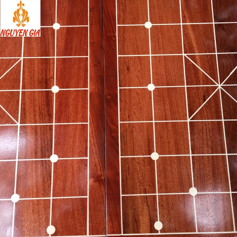 Đường kẻ khảm mica tinh xảo trên bàn cờ gỗ hương