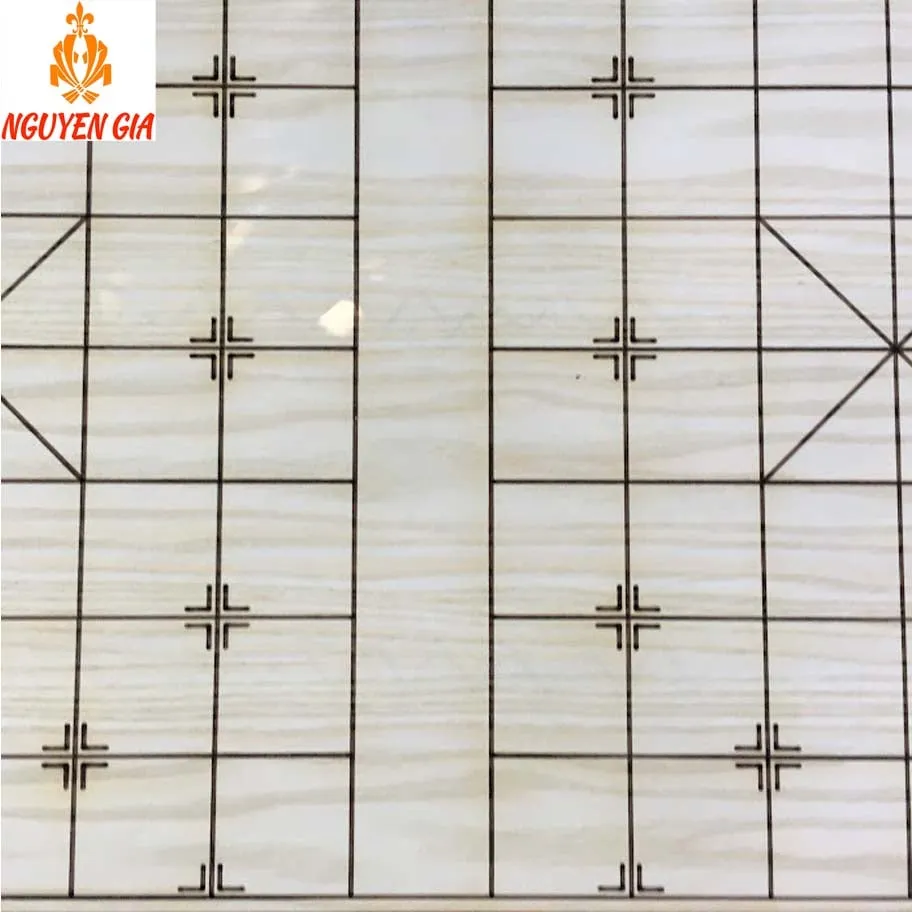 Đường kẻ laser chính xác trên bề mặt bàn cờ gỗ sồi công nghiệp