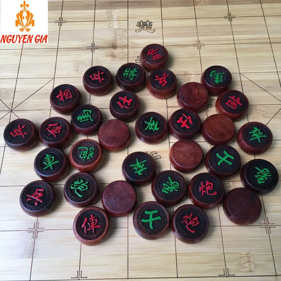 Bàn cờ tướng gỗ mang lại âm thanh vang đanh khi chơi