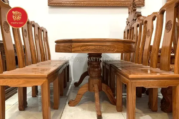 Mặt bàn và chân ghế của mẫu bàn ghế ăn gỗ gõ đỏ thể hiện độ bền bỉ