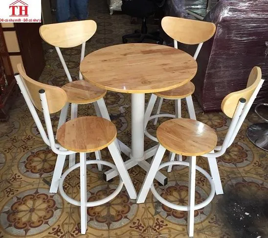 Chợ đồ cũ Thưởng Thưởng đa dạng mẫu bàn cafe, quán ăn với chân sắt