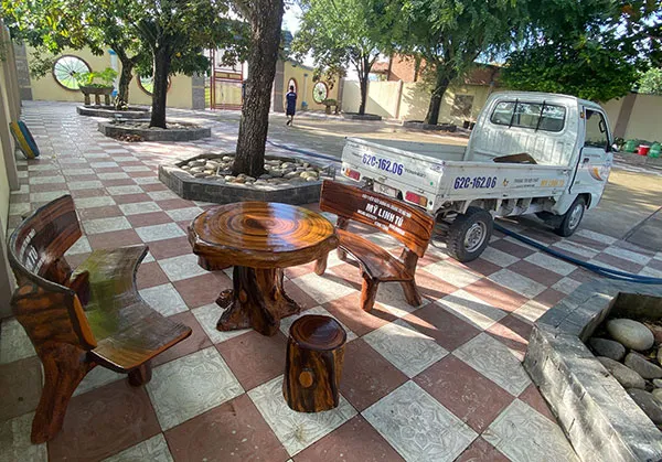 Những bộ bàn ghế được hoàn thiện tỉ mỉ sẵn sàng giao đến tay khách hàng tại khu vực Tiền Giang