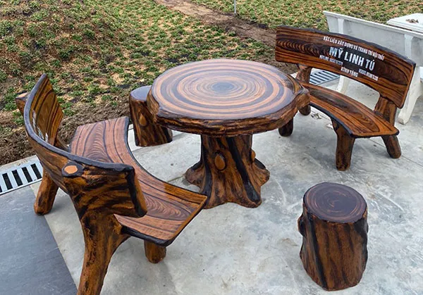 Mẫu bàn ghế đá giả gỗ màu nâu trầm phù hợp với không gian sân vườn rộng lớn
