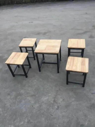 Kiểu dáng bàn ghế gỗ cafe cóc cũ chân sắt hiện đại