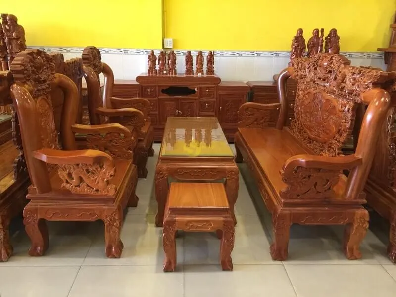 Bàn ghế gõ đỏ tay 10 với đường nét chạm khắc công phu