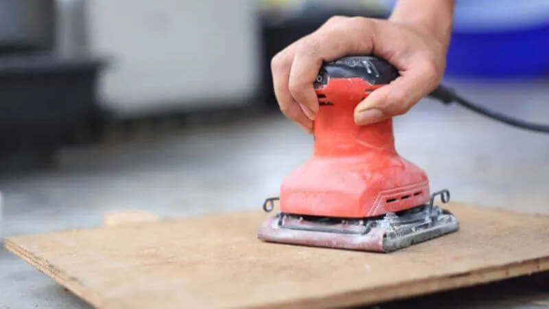 Làm nhẵn bề mặt các bộ phận bàn ghế gỗ hương Nam Phi