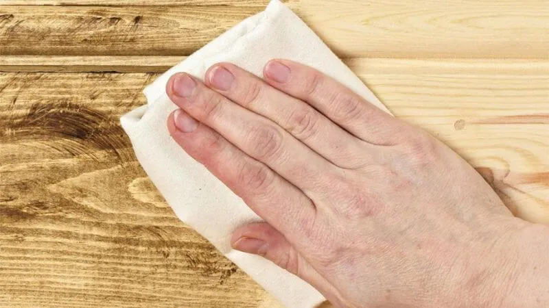 Tẩy màu gỗ hương trước khi tiến hành sơn PU