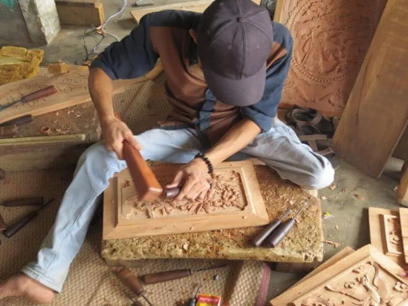 Kiểm tra và điều chỉnh các chi tiết cuối cùng của bộ bàn ghế gỗ hương Nam Phi