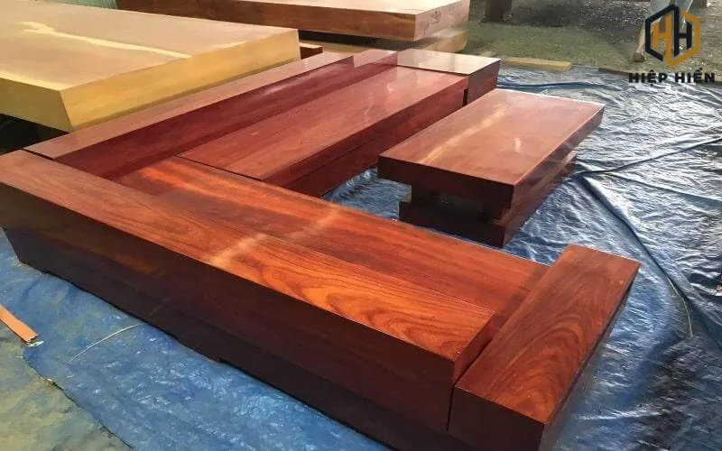 Tạo dáng và thiết kế chi tiết bộ bàn ghế gỗ hương Nam Phi