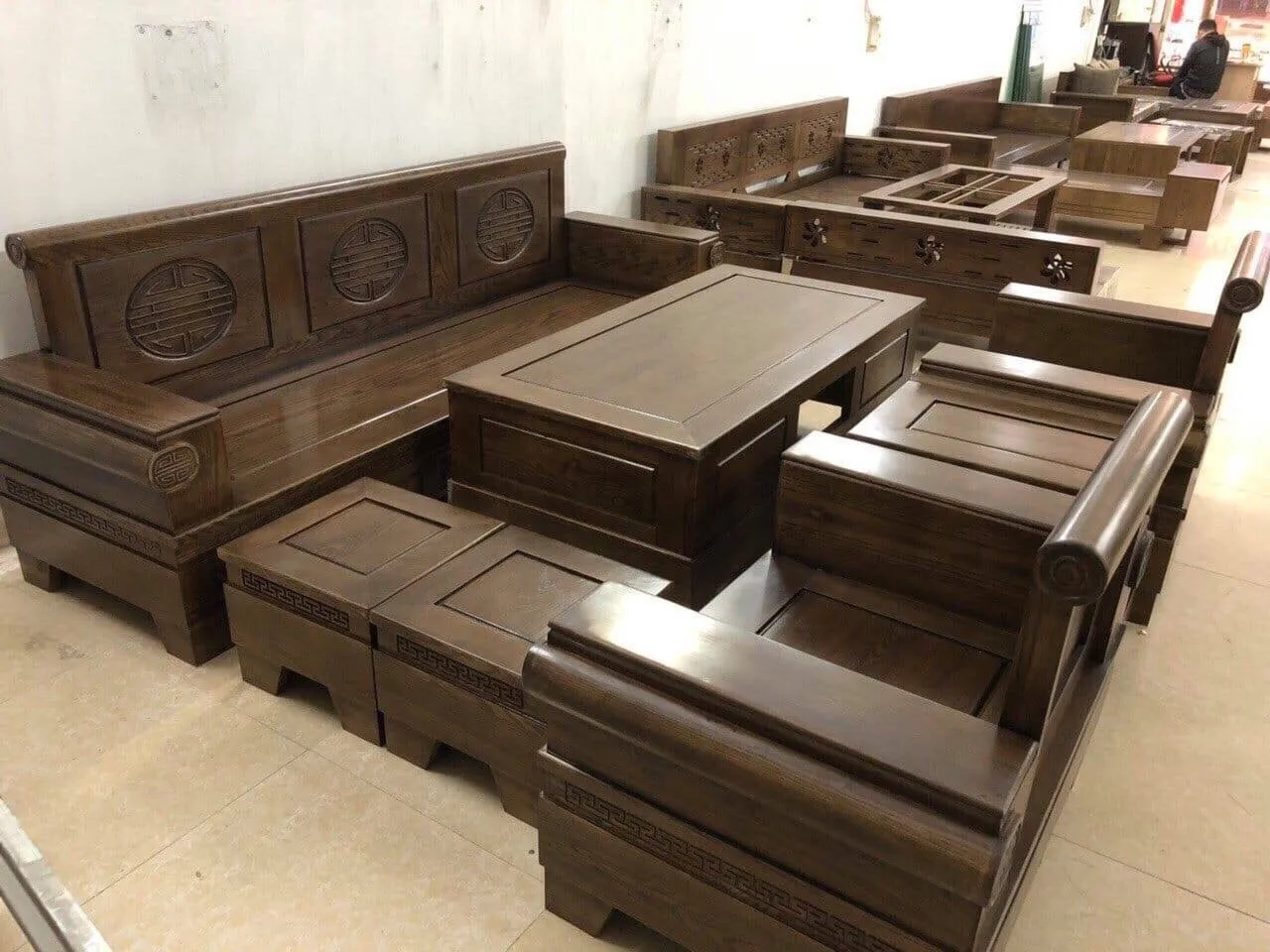 Bộ bàn ghế sofa đối phòng khách gỗ sồi Nga màu óc chó phù hợp với diện tích vừa và nhỏ