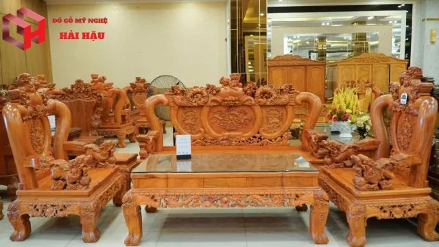 Lựa chọn bộ bàn ghế gỗ phòng khách 50 triệu cần chú trọng đến chất liệu gỗ tự nhiên và kỹ thuật chạm khắc