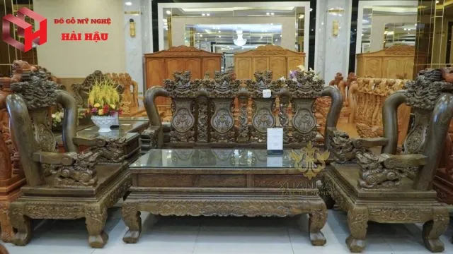 Yếu tố ảnh hưởng đến giá bàn ghế gỗ phòng khách 50 triệu: thời điểm mua, chất lượng gỗ và kích thước