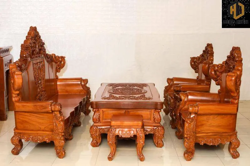 Bàn ghế gỗ truyền thống, hoa văn chạm trổ tinh xảo