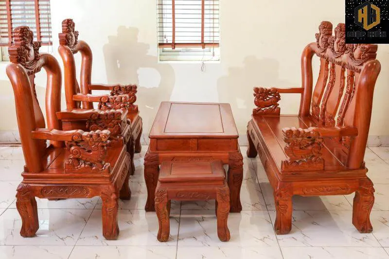 Không gian thực tế bài trí bàn ghế gỗ nhỏ xinh tại showroom