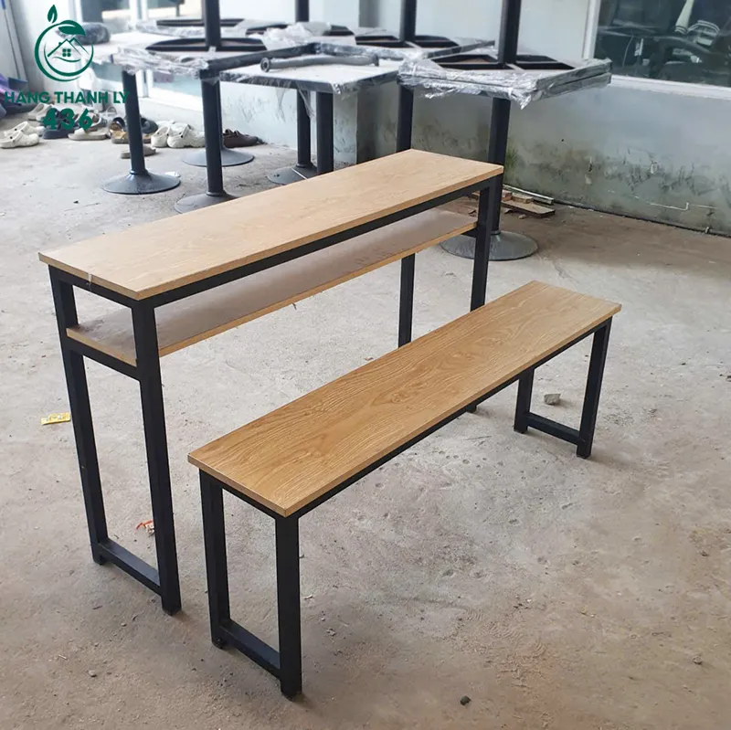Bàn học sinh cũ khung sắt mặt gỗ, thiết kế đơn giản, chắc chắn