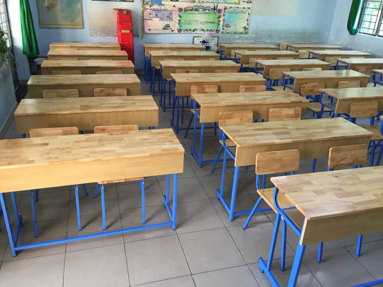 Mặt bàn học sinh tiểu học làm từ gỗ công nghiệp phủ Melamine bền bỉ