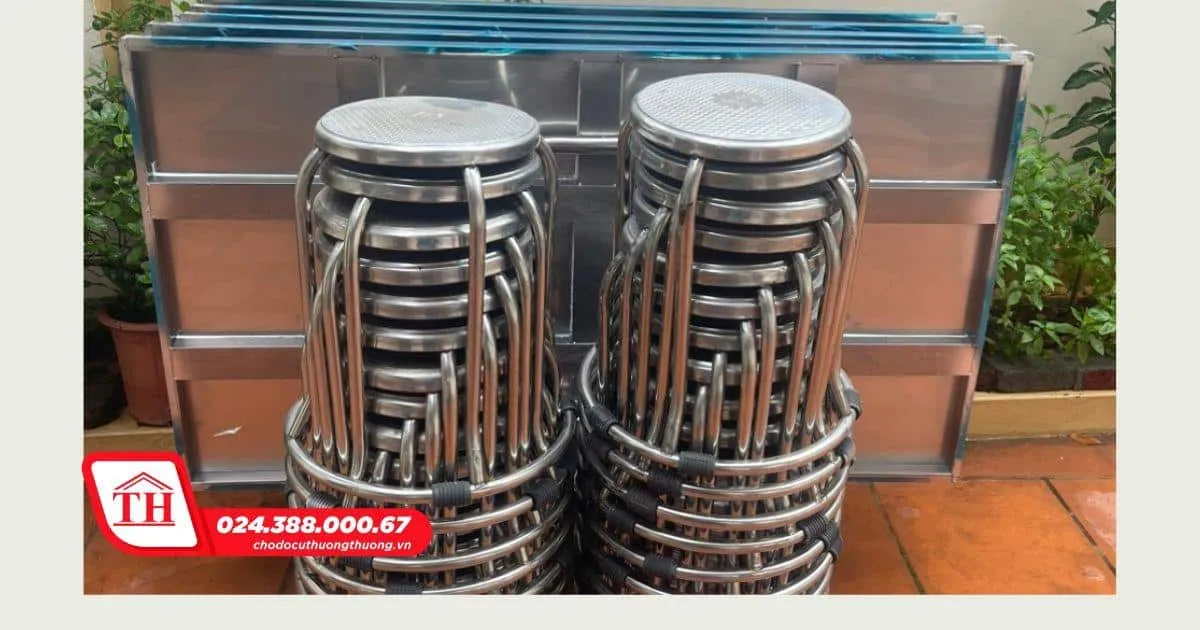 Bàn ghế inox quán ăn đơn giản, dễ dàng lau chùi vệ sinh